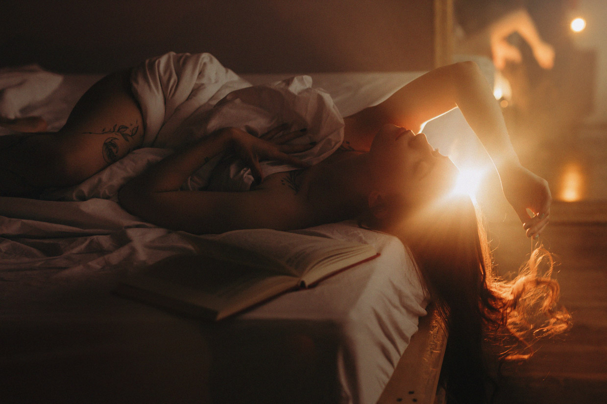 Sesja kobieca w pościeli Wrocław