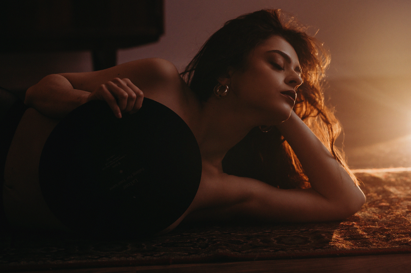 portret kobiety podczas sesji kobiecej w stylu vintage